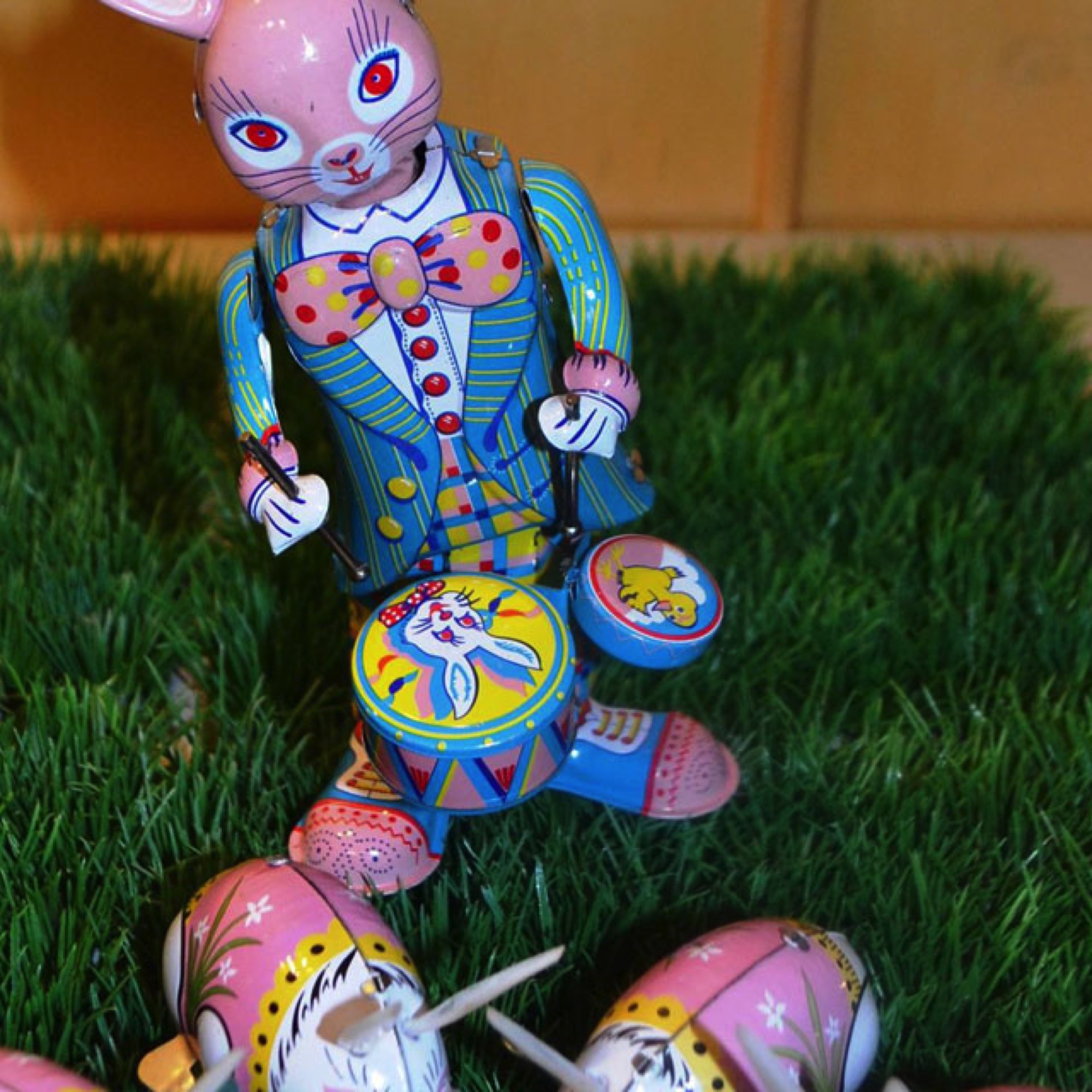 Kitsch und Kunst Blechspielzeug Hase