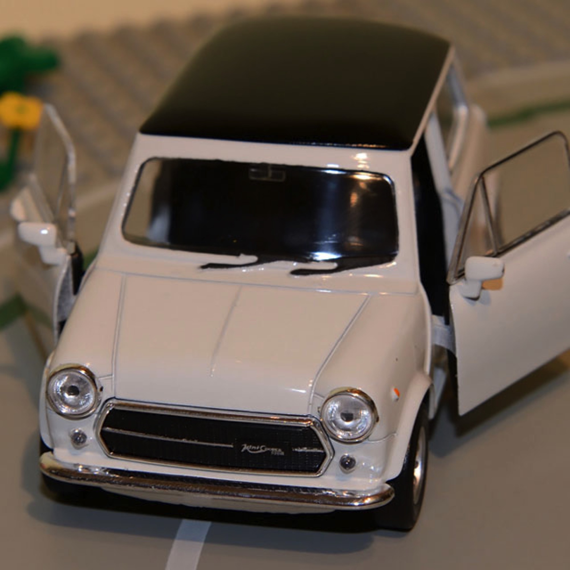 Kitsch und Kunst Blechspielzeug Mini Cooper