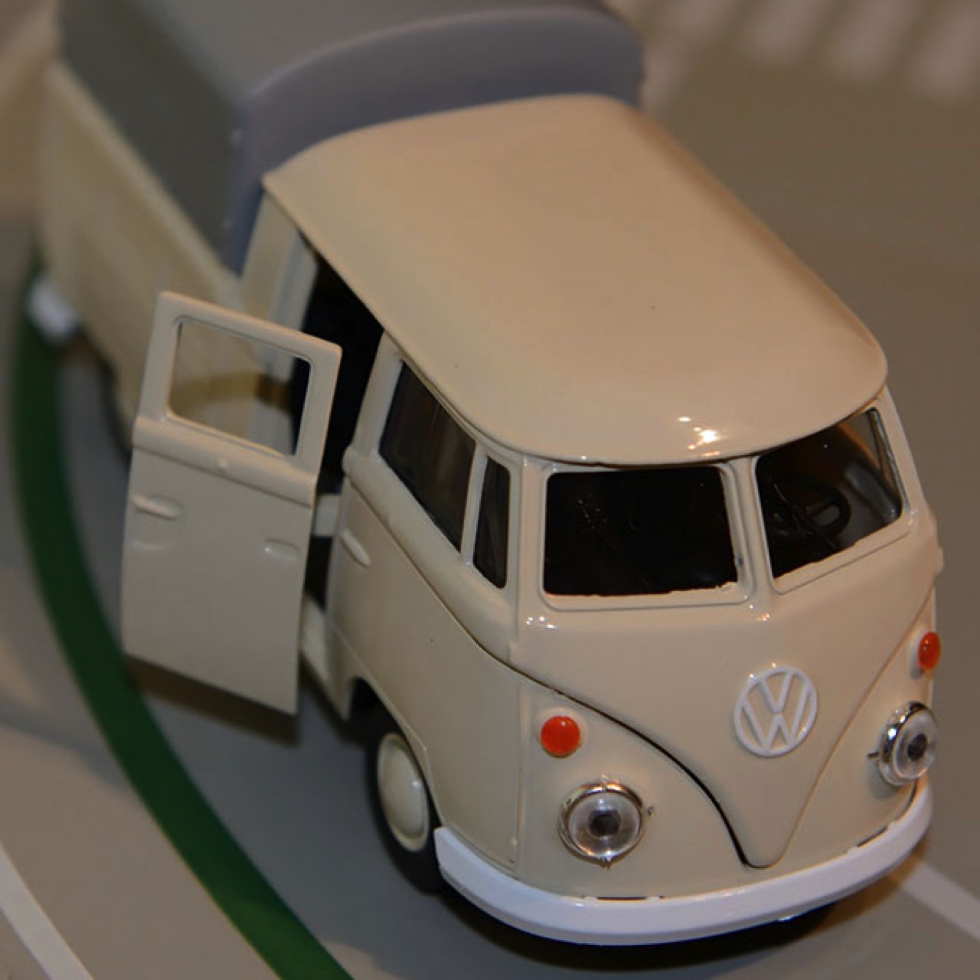 Kitsch und Kunst Blechspielzeug VW Pritsche T1