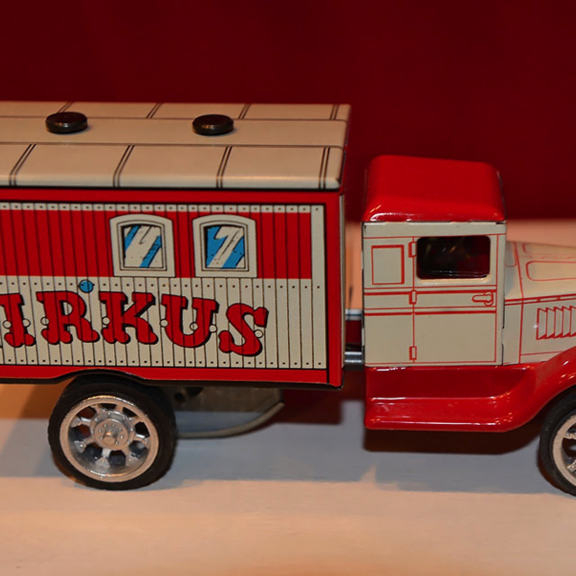 Kitsch und Kunst Blechspielzeug Zirkus-LKW