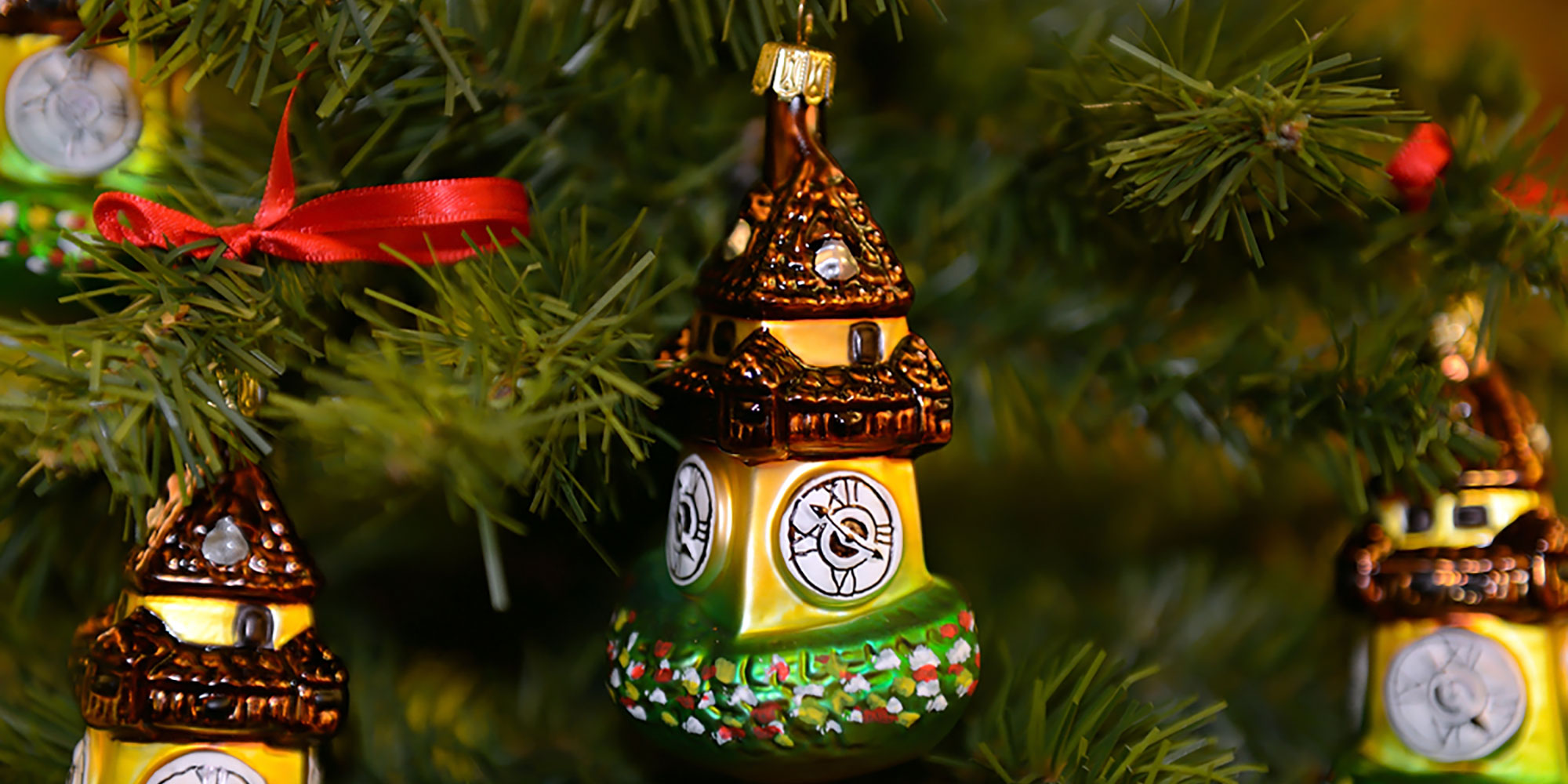 Kitsch und Kunst Christbaumkugel Uhrturm