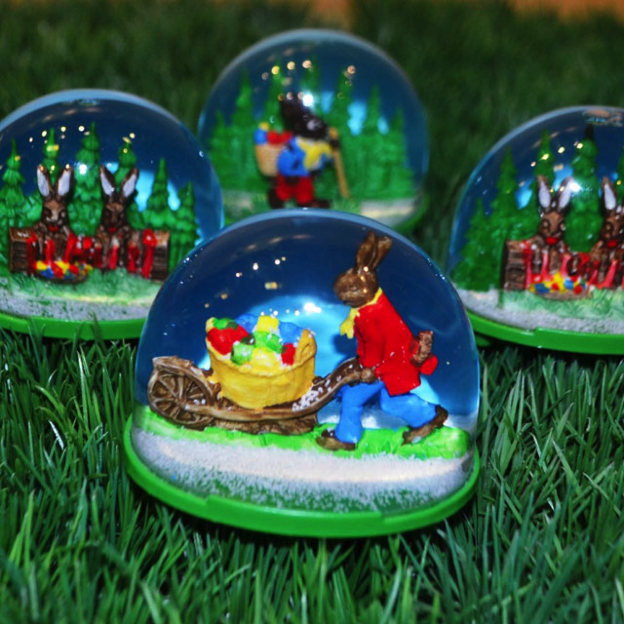 Kitsch und Kunst Schneekugel Osterhase